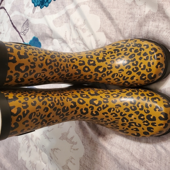 NWT-Cheetah rain boots size 9 - Picture 2 of 4